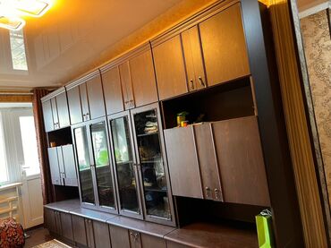 кухонный буфет фото: Зал үчүн гарнитур, ДСП, түсү - Күрөң