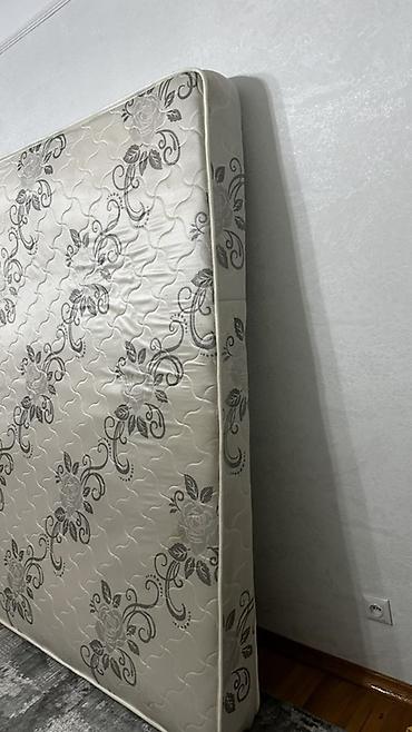 спальняя: Двуспальный пружинный матрас. - Размер: ориентировочно 160×200 см — 2