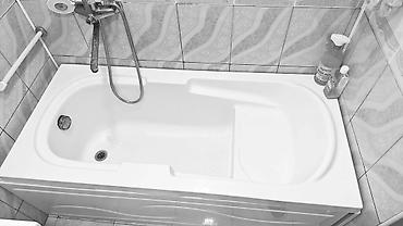 hamam pərdələri: Akril vanna – kompakt, künc yerləşdirmə üçün uyğun model. - Material — 2