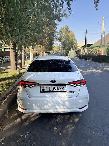 Toyota: Toyota Corolla: 2021 г., 1.8 л, Вариатор, Гибрид, Седан — 2