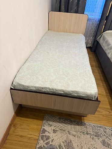 стандартный пододеяльник: Односпальная кровать с высоким изголовьем и двумя выдвижными ящиками — 3