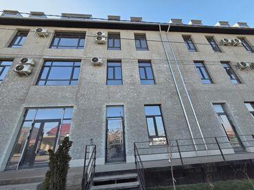 Офисы: Сдаю Офис, 21 м², В бизнес центре, С видом на горы, 1 линия, С оборудованием — 9