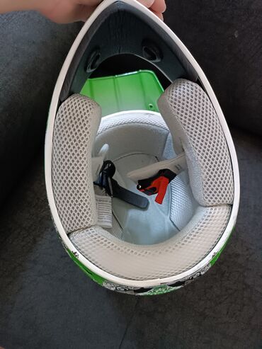 Sportska odeća: Kaciga, Upotrebljenо — 4