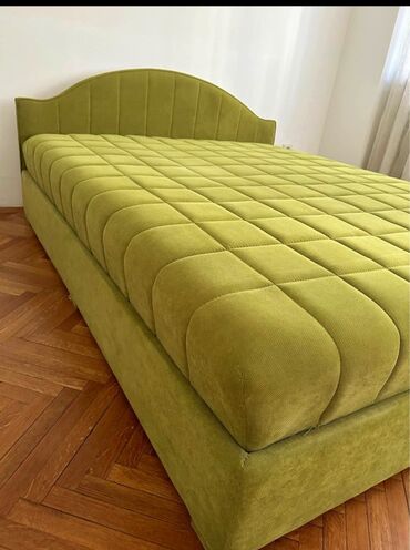 Ugaone garniture: Odlicno ocuvan bracni krevet u lepoj nezno zelenoj boji,dim 200x160