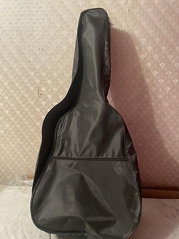 Гитары: Акустическая гитара dreadnought с вырезом (cutaway). - Корпус формата — 12