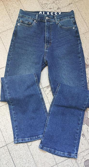 bez pantalone i plava kosulja: Ženske farmerke CLASSY – tamno plave - Kroj: ravan (straight leg) — 2