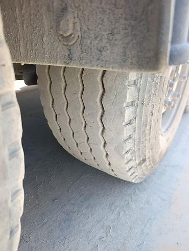 Прицепы и полуприцепы: Полуприцеп бортовой/ самосвал платформенный, трехосный, красный мерс — 8