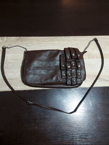 Personal Items: Nova kozna torbica braon sa prilagodivim kajsem. Cena 500din,kupljena