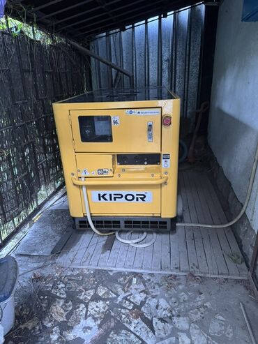 купить водяной насос для полива огорода: Желтый генератор Kipor. Оснащен панелью управления с дисплеем для