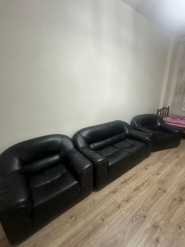 диван для прихожей банкетка в прихожую: Deri divan,kreslo tecili evden cixmalidir.250 azn hezi aslanov m 3112