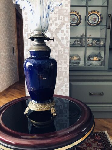 Stol lampaları: Mavi şüşə gövdəli və ağ-mavi rəngli şüşə abajurlu bənzərsiz lampa