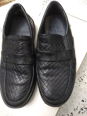 Uşaq ayaqqabıları: Makasinlər qara rəngdə .Hər biri 9man.32,31və27 razmerlər — 3