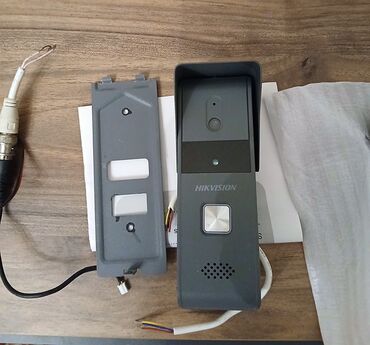 Hikvision markalı, qapı domofonu.normal və işıək vəziyyətdə.monitoru