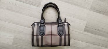 Τσάντα Burberry Bowling. Πολύ καλή κατάσταση. Διαστάσεις 25x20. Γράψτε