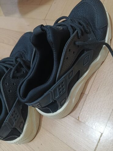 Босоножки, сандалии, шлепанцы: Qara rəngli Nike Huarache krossasları, torlu materialdan hazırlanmış