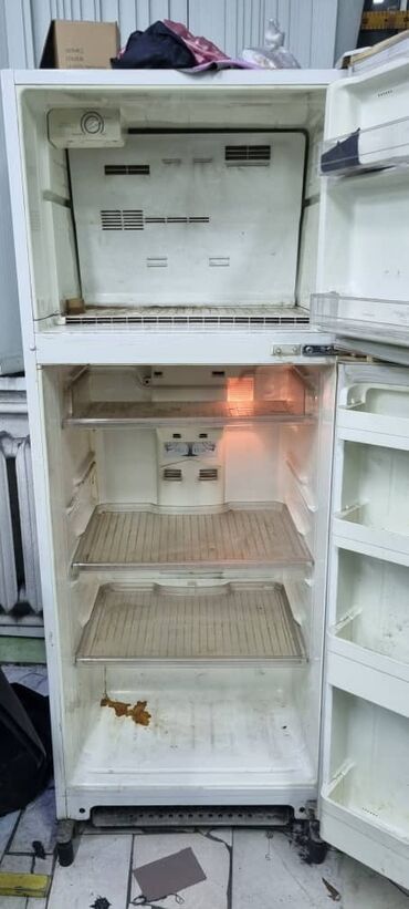 холодильные камеры: Двухкамерный холодильник с верхней морозильной камерой