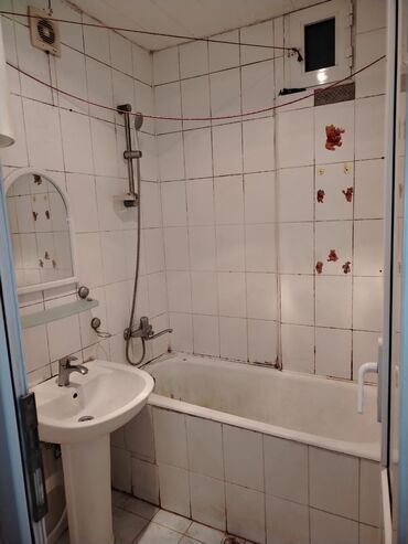 Uzunmüddətli kirayə mənzillər: Memar ecemi metrosuna yaxin 5/5 mertebesi de 2 otaqli ev 400 — 4