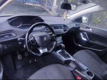 Peugeot: Crni Peugeot 308, kompaktan automobil pogodan za gradsku vožnju i duža — 9