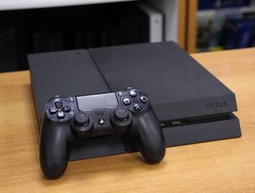 Oyun diskləri və kartricləri: Sony PlayStation 4 fat (PS4) Yeni kimidir. Yanında 3-4 oyunda
