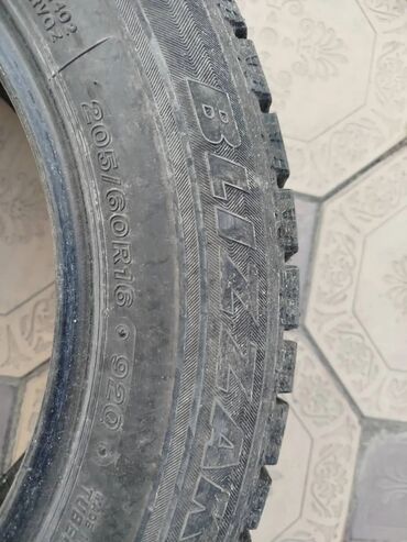 камеры для машины: Шина Bridgestone Blizzak WS60 с размерами 205/60R16 и индексом