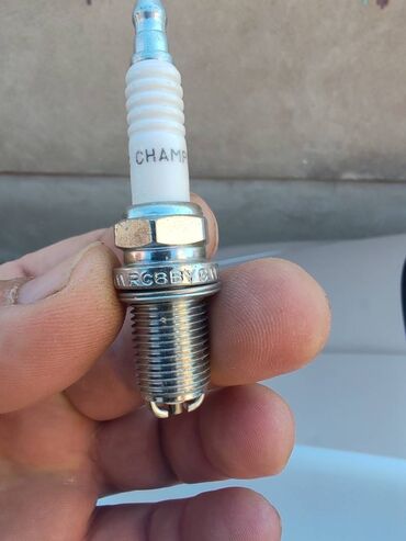 Auto delovi: Svećica Champion RC8BYC OE030 sa dva kraka. Imam 3 komada. Cena 350 na lalafo.rs — 5 Auto delovi: Svećica Champion RC8BYC OE030 sa dva kraka. Imam 3 komada. Cena 350 — 5