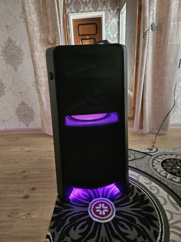 Musiqi mərkəzləri: Samsung partı spikeri (Bluetooth DJ audio sistemi) üstündə planşet — 7