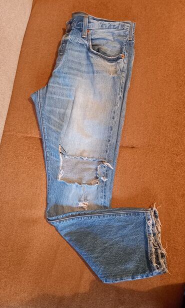 jeans salvar: Xanım üçün açıq mavi rəngli, ön hissədə diz yeri kəsik formada cins