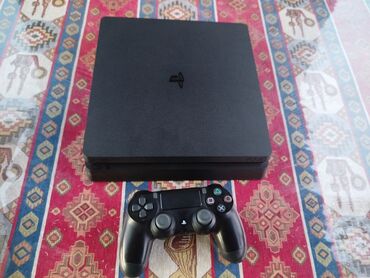 ps4 icare: Qara rəngdə olan PlayStation 4slim oyun konsolu. Kompakt dizaynı ilə