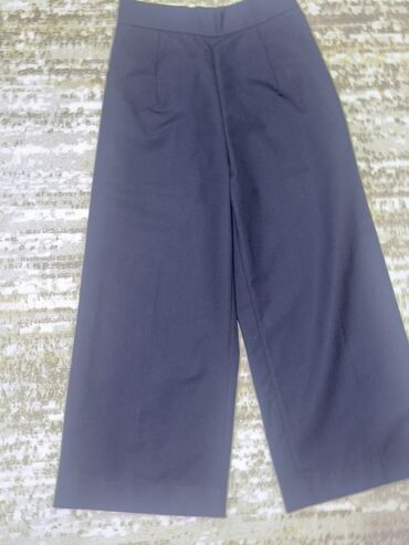 Women's Pants: Классические женские кюлоты темно‑серого цвета. - Силуэт: свободный