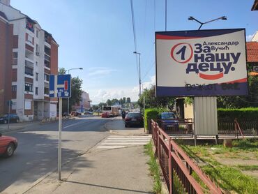 Bilbord sa reklamnim sadržajem, postavljen na metalnoj konstrukciji