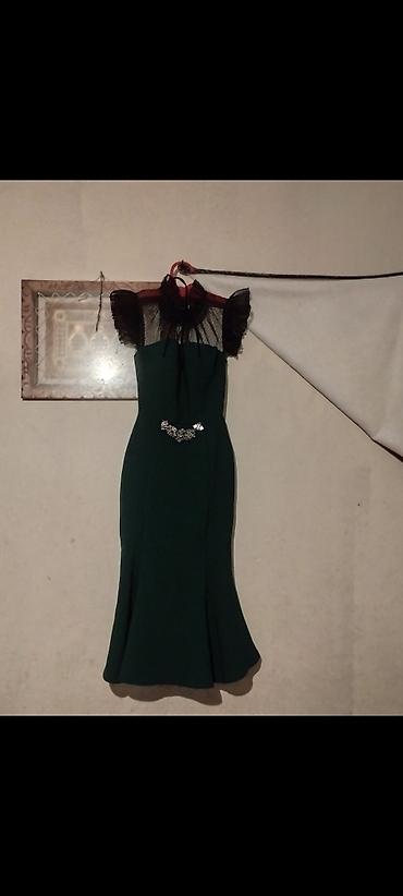 Qadın geyimləri: Zümrüd-yaşıl rəngdə zərif ziyafət donu. - Model: bədənə oturan, alt — 1