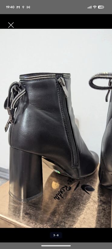 Ботинки и ботильоны: Продаю женские ботильоны на устойчивом каблуке. Чёрные 39го — 2