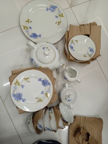 посуды набор: 1) В комплекте: чайник с крышкой, сахарница с крышкой, молочник