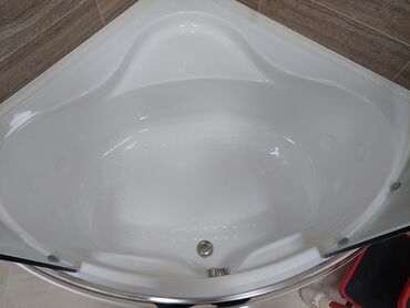 Duş kabinaları, arakəsmələr: Bucaqlı formalı, ağ rəngli duş kabinəsi. Paslanmayan metaldan — 2