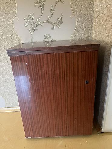 vakum aparati satisi: Podolsk 142 tikiş maşını, taxta stol ilə birlikdə təqdim olunur. Model — 5
