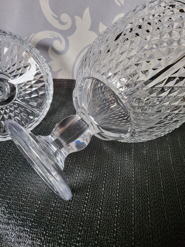 Činije: Bombonijera,pehar, kristal rucna obrada 70,80te. Pehar je — 14