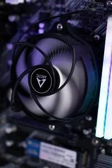 Ostali kompjuterski delovi: Kompjutersko kućište – kubni/micro-ATX format sa staklenim panelima i — 8