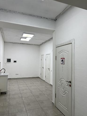 Коммерциялык мүлк: Кеңселерди сатуу 70 м², Ремонту бар, Көп кабаттуу имарат, 1 кабат — 4