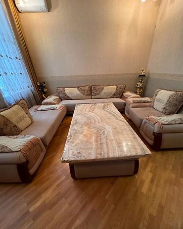 divan usdukleri: Divan kireslo tecili satılır Qiymet 1000 azn.Ünvan. İcəri şəhər — 1