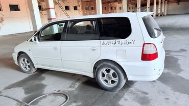 хонда одиссей сиденья: Белый минивэн Honda Odyssey с характерными черными полосами на капоте