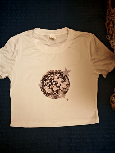 ağ kofta: Ağ rəngli qısa kəsimli (crop) qadın T‑shirt. - Ön hissədə disko
