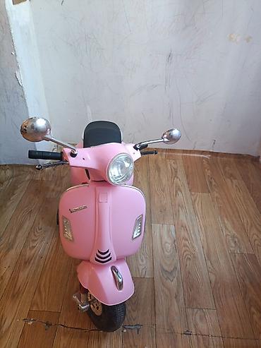 Uşaq dünyası: Uşaq üçün elektrikli skuter – klassik Vespa üslubunda, çəhrayı rəng — 1