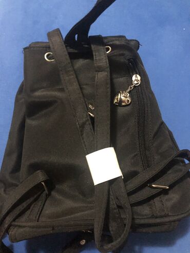 sportska torba za devojcice: Crni ranac kupljen u Nemackoj, svuda gde je cizbar zavrsava se srcima