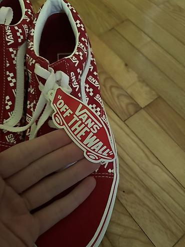 Patike: Predstavljamo uniseks Vans Old Skool patike u crvenoj boji. Ove patike — 15