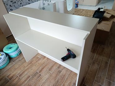 Ostali kancelarijski nameštaj: -Pult se izradjuje se od Univera debljine 18mm u beloj boji — 8