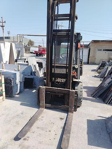 şəxsi yük maşını ilə iş: Yükqaldıran “Forklift” — sənaye və anbar işləri üçün Xüsusiyyətlər: - — 2