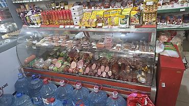 keks qablari: Kolbasa və ət məhsulları vitrini - Müxtəlif növ kolbasa və sosislər — 1