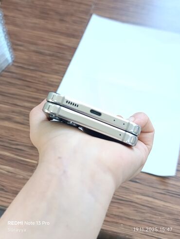 Digər mobil telefonlar: Qatlanan ağıllı telefon – kompakt “flip” dizayn - Korpus: metal — 1