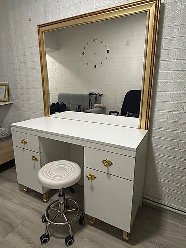 Salon üçün güzgü və yanında 3 ədəd qara stol - Böyük ölçülü, qızılı