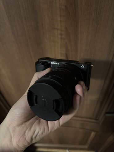 Видеокамеры: Срочно !!!! Sony zv-e10 4k Состояние как новое, объектив sigma 18-50MM